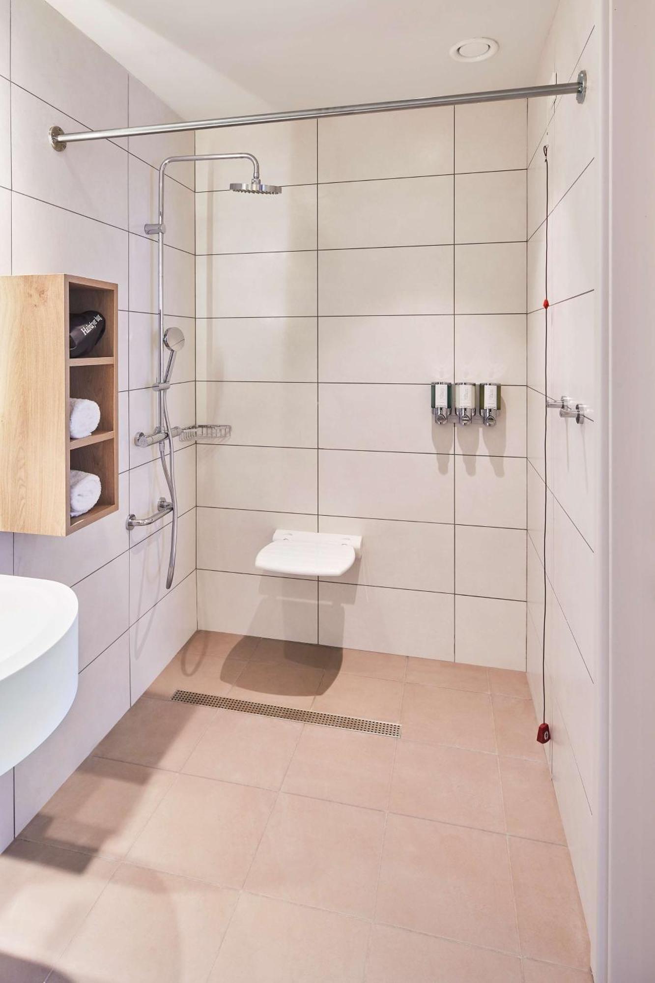 Hampton By Hilton Barcelona Fira Gran Via Hotel L'Hospitalet de Llobregat Bagian luar foto