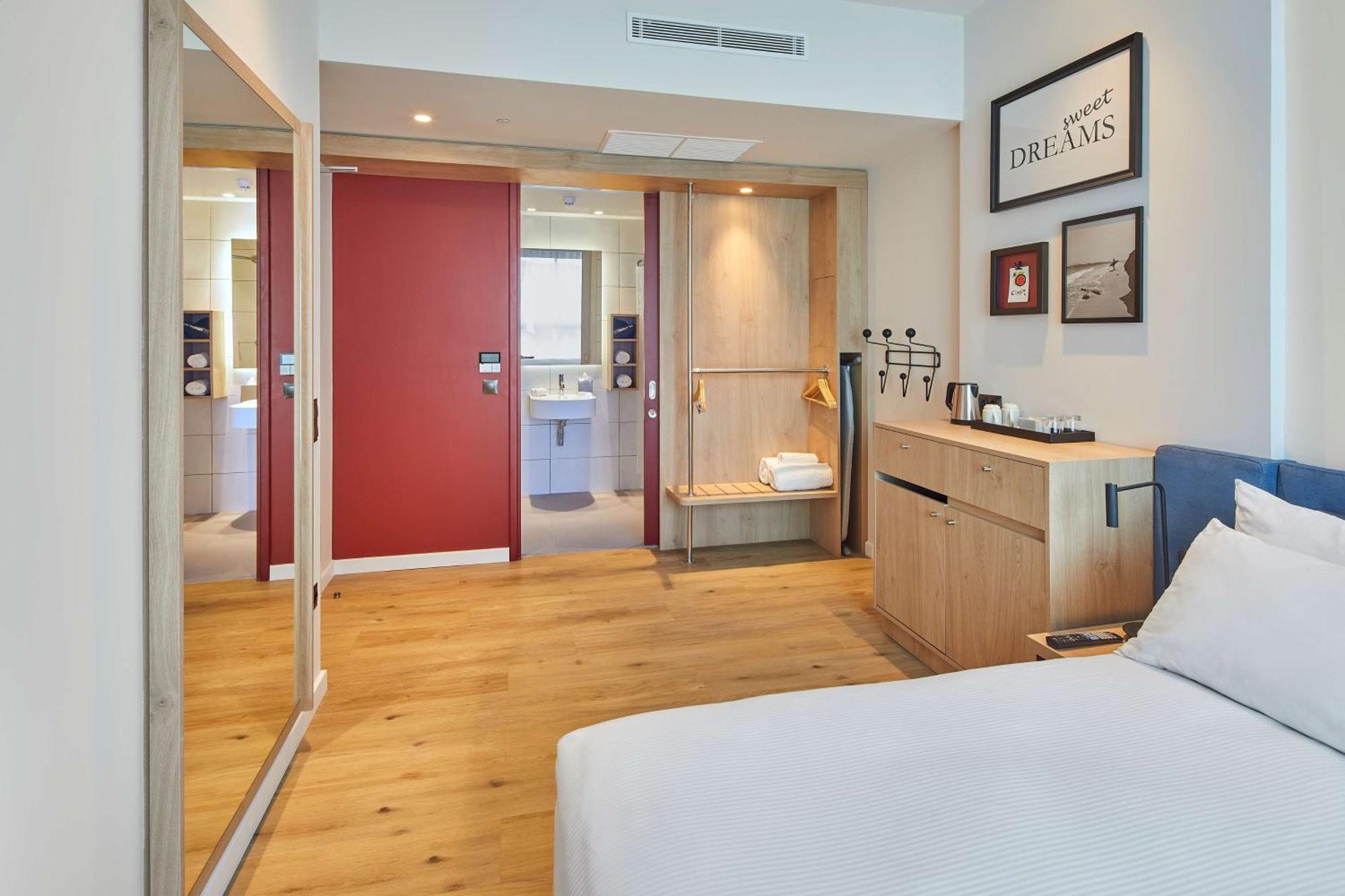 Hampton By Hilton Barcelona Fira Gran Via Hotel L'Hospitalet de Llobregat Bagian luar foto