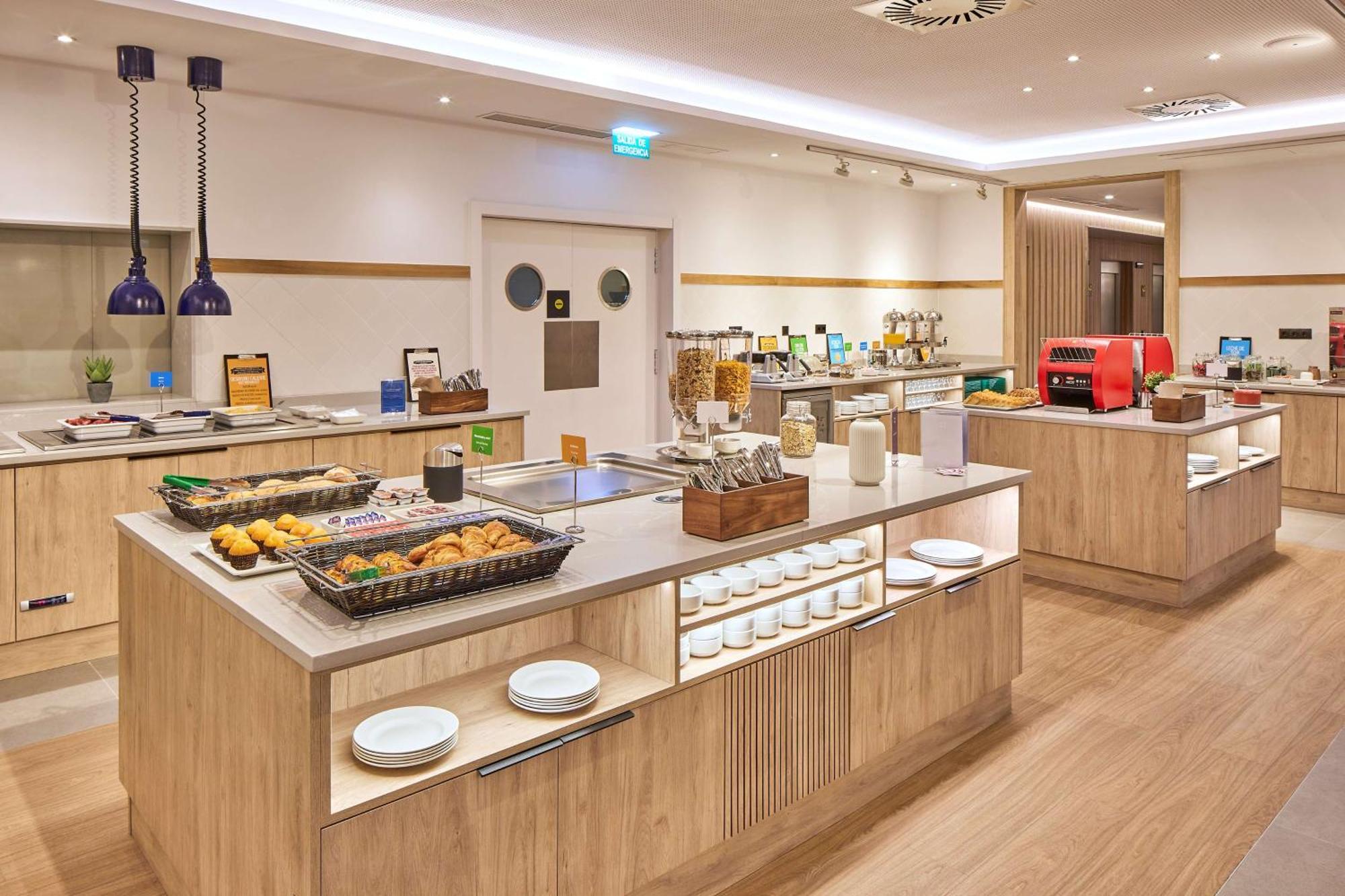 Hampton By Hilton Barcelona Fira Gran Via Hotel L'Hospitalet de Llobregat Bagian luar foto