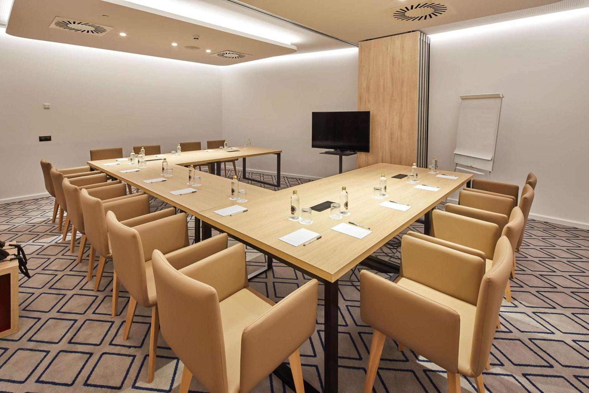 Hampton By Hilton Barcelona Fira Gran Via Hotel L'Hospitalet de Llobregat Bagian luar foto